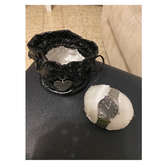 ‘Pre-Owned Men’s Guess Watch’⌚️ - Picture 2 of 9